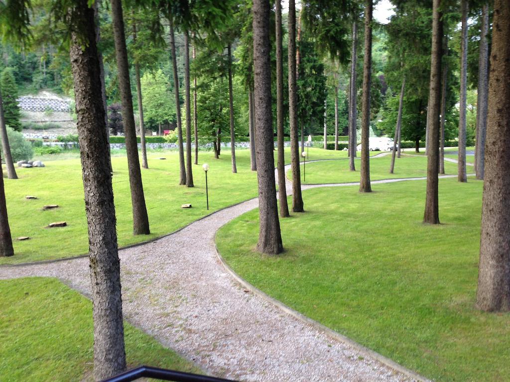 Residenza Finestra Sul Parco Appartement Comano Terme Buitenkant foto